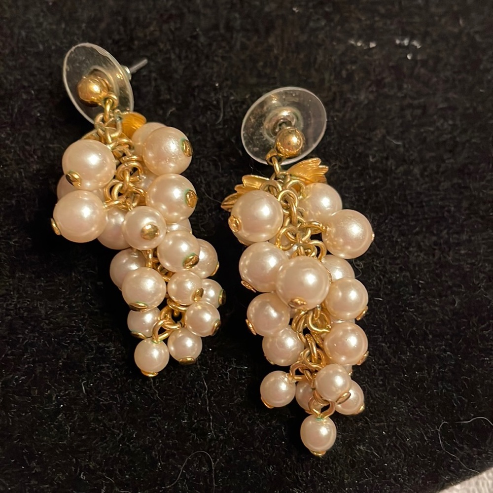 Vintage 1980s Avon grape earrings.